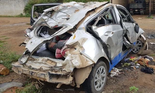 Chiếc taxi bị biến dạng sau tai nạn