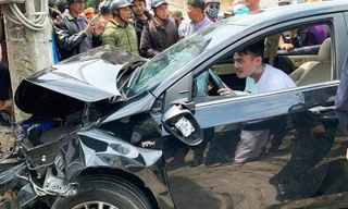 Tài xế ôm vô lăng lắc lư sau khi gây tai nạn liên hoàn