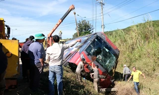 Xe khách bị lật nghiêng xuống mương nước.