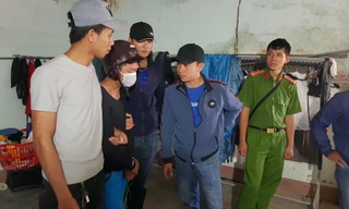 Đưa Vũ (người bịt khẩu trang) đến nơi giết vợ