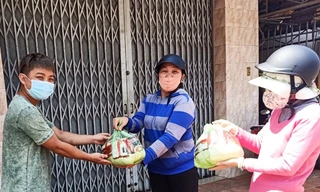 Trao quà cho những người bán vé số tại Đà Lạt