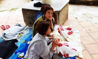 3 thiếu nữ ngủ trong công viên ở Đà Lạt