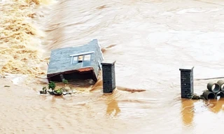 Nhà dân bị lũ kéo sập