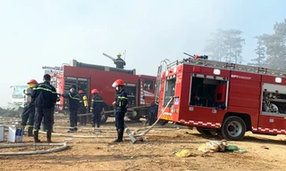 Xe chữa cháy của Cảnh sát PCCC Công an tỉnh Lâm Đồng vào hiện trường