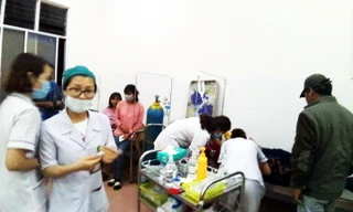 Bệnh nhân bị ngộ độc được điều trị tại Trung tâm Y tế Di Linh
