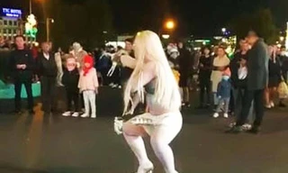 "biểu diễn thời trang" phản cảm ở phố đi bộ-ảnh chụp màn hình.