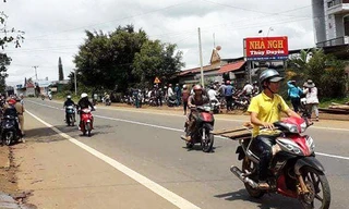 nhiều người theo dõi vụ việc tại nhà nghỉ Thùy Duyên