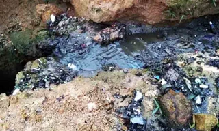 xả nước thải đen ngòm, hôi thối ra môi trường