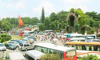 Kẹt xe nghiêm trọng, ô tô tràn lên lề đường.