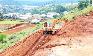 Dùng xe cơ giới san ủi trái phép đât nông nghiệp