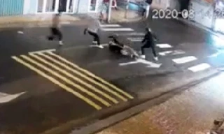 Hiện trường vụ chém người trên đường phố Đà Lạt - ảnh cắt từ clip