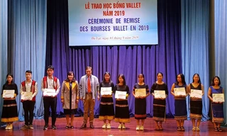 Trao học bổng cho HS, SV dân tộc thiểu số vượt khó