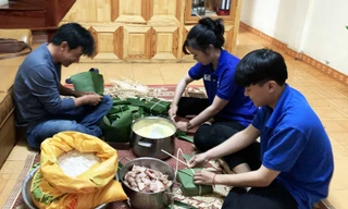 Các bạn trẻ hối hả gói bánh chưng.