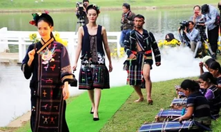 Trình diễn thời trang thổ cẩm Nam Tây Nguyên