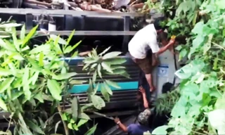 Phá cửa ca bin để giải cứu tài xế