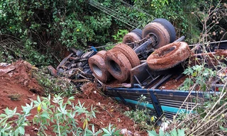 Xe tải lao xuống vực, nằm "phơi bụng"