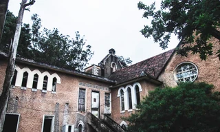 Tu viện đang bị tháo dỡ.