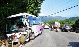 đầu xe khách bị dập nát