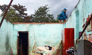 Nhà bị tốc mái do lốc xoáy