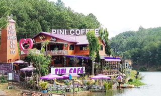 Hàng quán xây dựng trái phép tại khu vực bảo vệ I di tích hố Tuyền Lâm