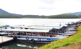 nhà nổi trên hồ Tuyền Lâm