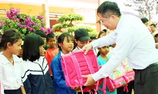 Tặng cặp sách cho HS dân tộc thiểu số vùng sâu