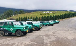 Đội xe U-oát vận chuyển du khách ở khu du lịch Lang Biang