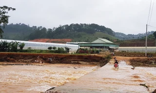 Mưa lớn khiến mực nước suối dâng cao, rất nguy hiểm khi qua đập tràn