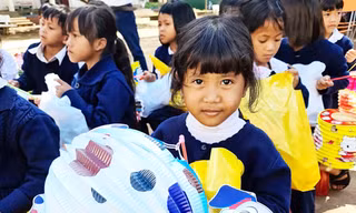 Trẻ vùng sâu hớn hở vì được tặng lồng đèn