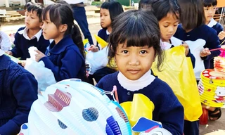 Trẻ vùng sâu hớn hở vì được tặng lồng đèn