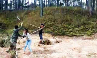 Nhóm của Khoa mang hung khí tđến gây hấn xô xát - ảnh chụp từ màn hình