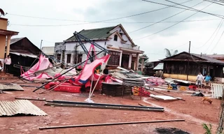 Nhà bị sập vì lốc xoáy