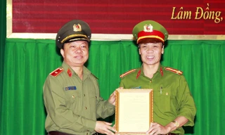 Thiếu tướng Bùi Văn Sơn trao thư khen cho Công an TP.Bảo Lộc