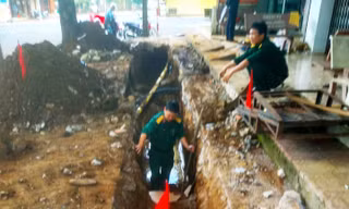 Công binh tháo gỡ các quả pháo