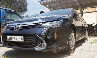 Chiếc Toyota Camry đang bị tạm giữ tại Công an huyện Đơn Dương