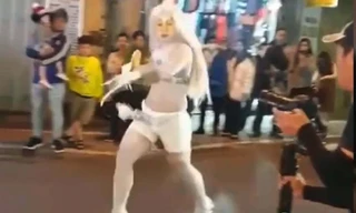 N.L.N ăn mặc phản cảm, làm trò lố trên phố - ảnh chụp màn hình