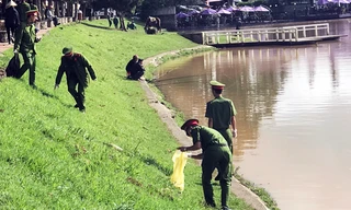 Các chiến sĩ trẻ của Công an tỉnh nhặt rác ven hồ