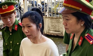 Dẫn giải bị cáo vào phòng xét xử