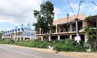 Hai dãy nhà dịch vụ của bến xe nhưng lại quay mặt ra đường Trần Phú