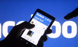 Chị Trang đã chụp ảnh thẻ ATM này rồi gửi cho TK facebook Duyen Vu