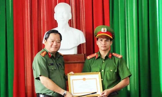Trao bằng khen cho Thượng úy Nguyễn Văn Đức (phải ảnh).
