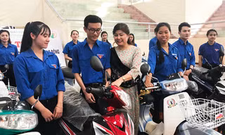Chị Lan tặng xe máy cho SV Đại học Đà Lạt