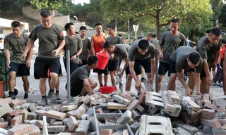 Binh sĩ Trung Quốc giúp dọn gạch đá trên đường phố Hong Kong. Ảnh: SCMP.