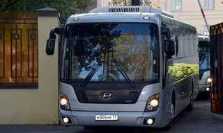 Xe cảnh sát hộ tống 2 xe buýt rời nhà tù Lefortovo ở thủ đô Mátxcơva. Nguồn: Al Jazeera. 