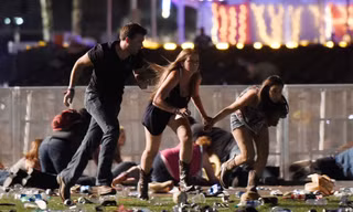 Người dân chạy khỏi lễ hội âm nhạc đồng quê Route 91 Harvest ngày 1/10/2017 ở thành phố Las Vegas. Tay súng 64 tuổi Stephen Paddock bắn chết 58 người, bắn bị thương hơn 500 người. Ảnh: Getty Images.