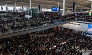 Người biểu tình làm tê liệt sân bay ở trung tâm tài chính châu Á