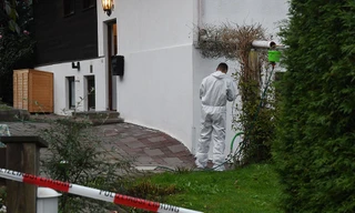 Bác sĩ pháp y tại ngôi nhà nơi có 5 người bị giết sáng 6/10. Ảnh: Getty Images.