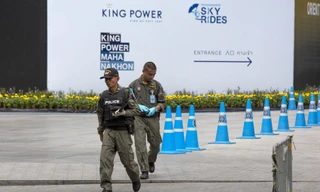  Cảnh sát đang điều tra tại hiện trường một vụ nổ bom sáng 2/8. Ảnh: AP. 