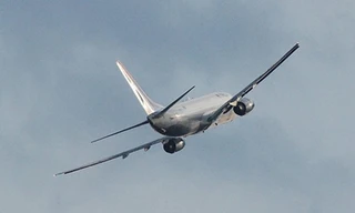 Chuyển thi thể nạn nhân tại hiện trường vụ rơi máy bay của hãng hàng không Ethiopian Airlines gần Bishoftu, Ethiopia, ngày 10/3/2019. Ảnh: AFP/TTXVN