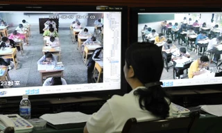 Giám thị giám sát thí sinh qua màn hình